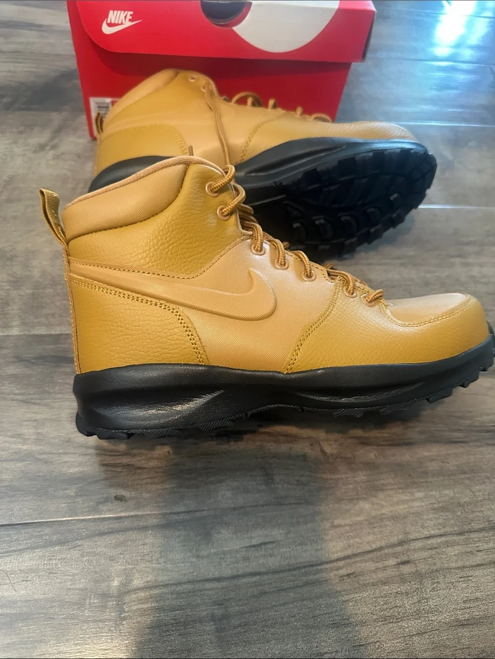 Nike Big Kids Manoa Boot size 6.5 new